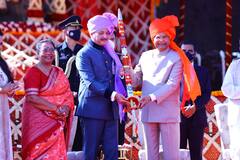 PHOTO : दुर्गराज रायगडला राष्ट्रपतींची भेट; 'भवानी तलवार' आणि 'शिवराई होन'ची प्रतिकृती भेट