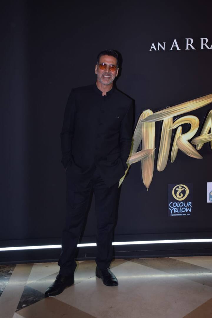 क्रिसमस से ठीक एक दिन पहले यानि 24 दिसंबर को अतरंगी रे मूवी रिलीज की जाएगी. फिल्म के 2 गाने रिलीज हो चुके हैं और दोनों ही गाने काफी पसंद किए जा रहे हैं.