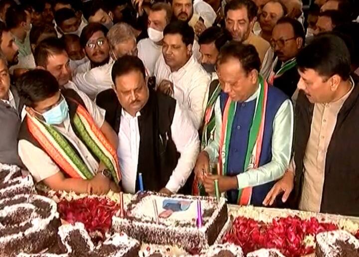 Gujarat Congress President : Jagdish Thakor wait of Hardik Patel for cake cutting જગદીશ ઠાકોરે કયા પાટીદાર આગેવાન ન આવતાં કેક કાપી નહીં? નેતાના આગમન પછી કર્યું કેક કટિંગ
