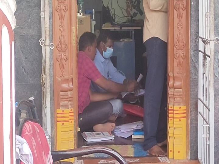 Ranipet: Dvac raided municipal engineer house 23 lakh cash and gold seized அள்ள அள்ள பணம்... கிலோ கணக்கில் தங்கம்.. ராணிப்பேட்டை நகராட்சி பொறியாளர் வீட்டில் பறிமுதல்!