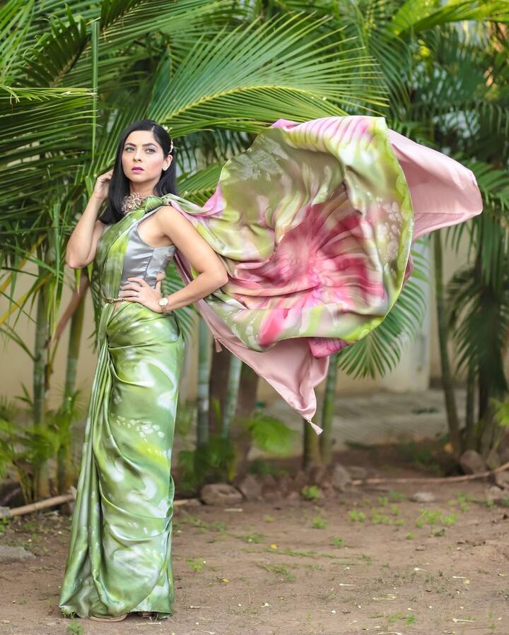 मराठी चित्रपटसृष्टीमधील अतिशय लोकप्रिय अभिनेत्री म्हणजे सोनाली कुलकर्णी. मराठी सिनेसृष्टीतील फॅशनिस्टा म्हणून ओळखली जाते.(Photo:@sonalee18588/IG)