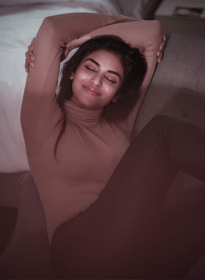 மாஸ்க் போட்டு போனாலும் மாஸ்சா இருக்குறா