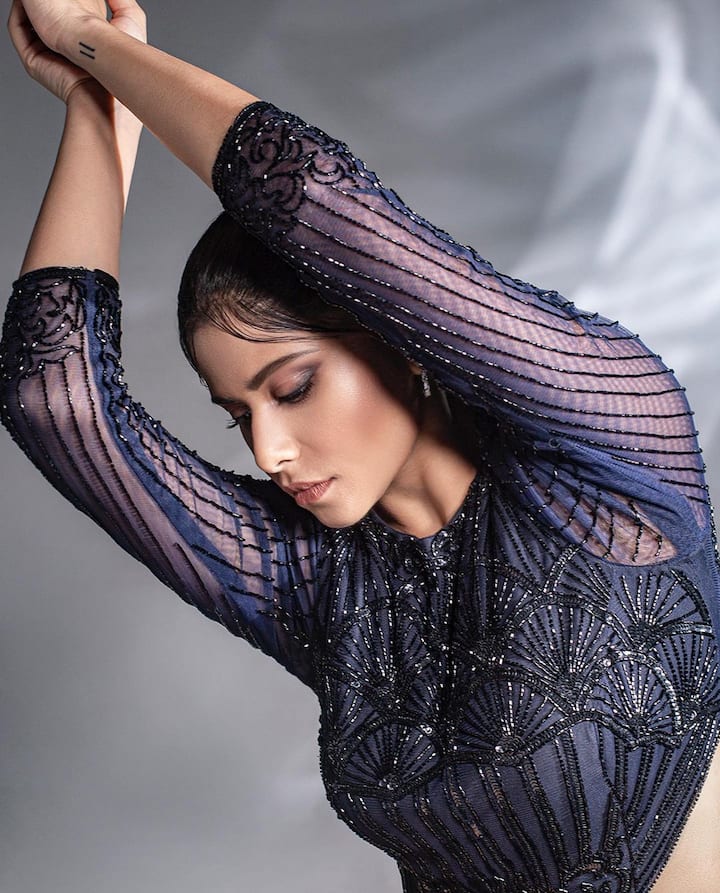 एकांकिका आणि व्यवसायिक रंगभूमीवर अभिनयाचा ठसा उमटवल्यानंतर सईने मालिकांमध्ये लहान-लहान भूमिका करत करिअरची सुरुवात केली होती. (Photo:@saietamhankar/IG)