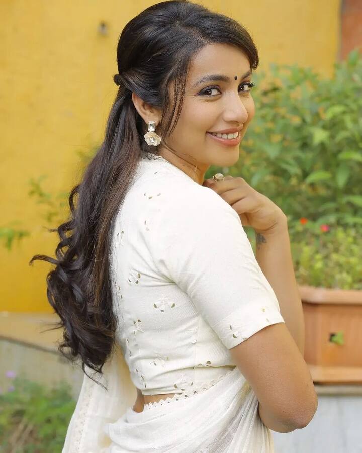 ఆ తరువాత యాంకర్ గా కొన్ని షోలు కూడా చేసింది. (Photo Courtesy: Instagram)
