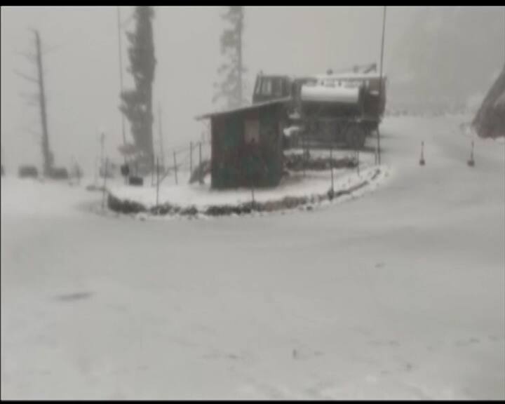 শনিবারই আবহাওয়া দফতর জানিয়েছিল আগামী দুদিন তুষারপাত হবে উপত্যকায়। পূর্বাভাস অনুযায়ী আজ সোমবার পর্যন্ত তুষারপাত হবে।