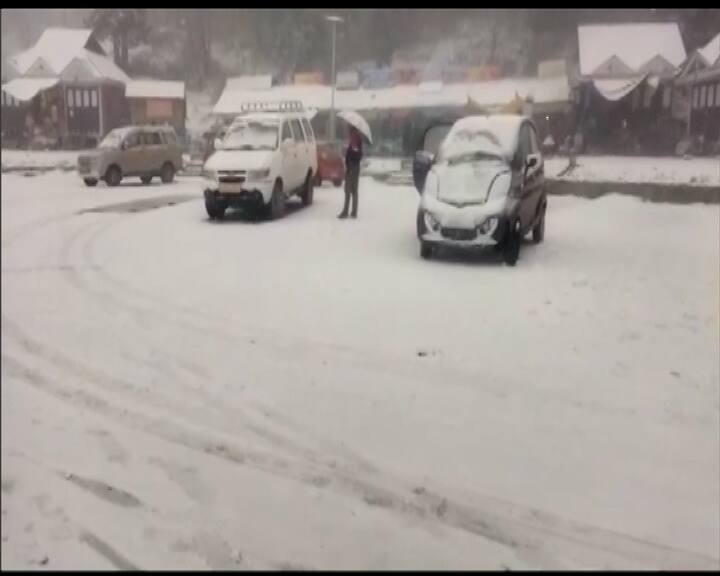 রুদ্রপ্রয়াগ থেকে নন্দাদেবী ন্যাশনাল পার্ক। সর্বত্রই বরফের আচ্ছাদন। শনিবার সাদা ধবধবে বরফের আস্তরণে ঢেকে গিয়েছে গোটা রাজ্য।