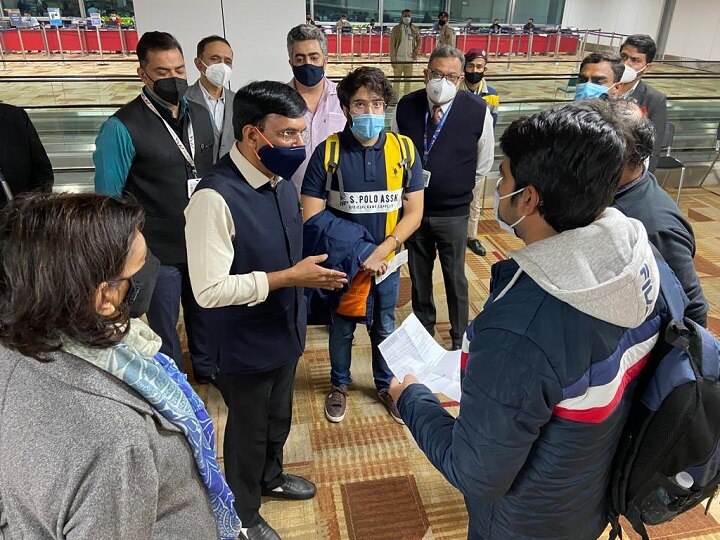 Omicron: ओमिक्रोन के खतरे के बीच देर रात स्वास्थ्य मंत्री पहुंचे दिल्ली के IGI एयरपोर्ट, RT-PCR परीक्षण सुविधाओं का लिया जायजा
