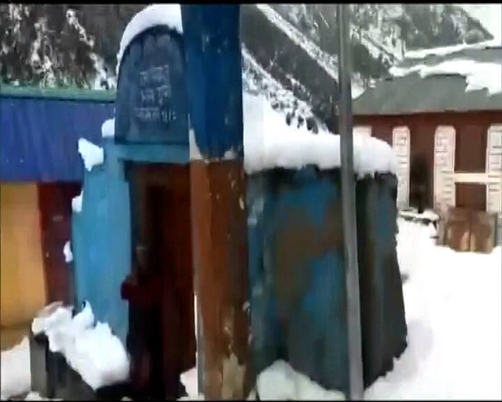 জাঁকিয়ে শীত পড়েছে উত্তর ভারতে।  গত ৩ ডিসেম্বরেও উত্তরাখণ্ডের  নিতি উপত্যকার বাম্পা গ্রাম বরফের চাদরে মুড়ে যায়।