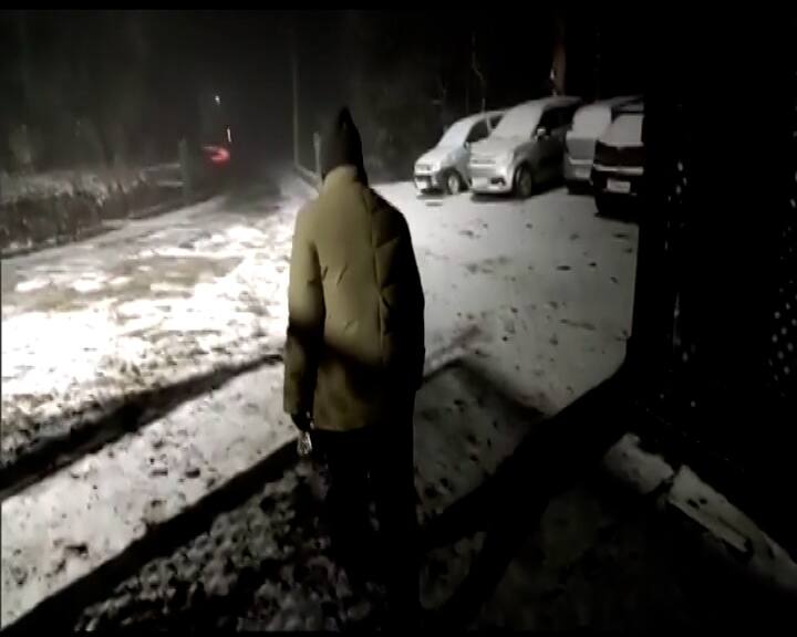 সূত্রের খবর, ২১ ডিসেম্বর থেকে জাঁকিয়ে ঠাণ্ডা পড়বে কাশ্মীরে। তারপর ৪০ দিন সেই তাপমাত্রা বজায় থাকবে বলে মনে করছে আবহাওয়া দফতর।