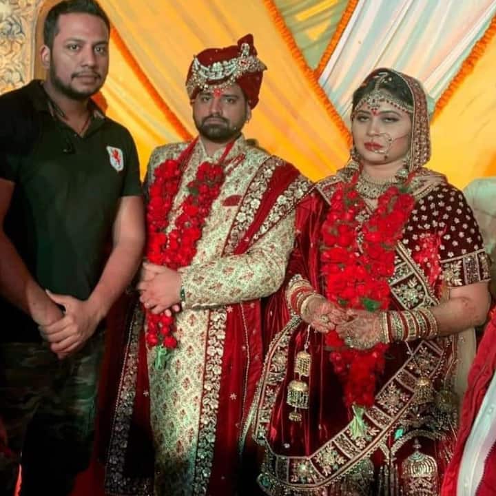 फैन्स को राकेश और श्वेता की जोड़ी काफी पसंद आई हैं. और वो अभी तक उन्हें कमेंट में शादी की बधाईयां दे रहे हैं. इसके साथ ही कई स्टार्स भी उनकी फोटो शेयर कर शुभकामनाएं दे रहे हैं.
