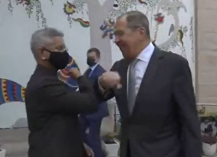 VIDEO: Jaishankar and Russian FM Sergey Lavrov bump elbows as they meet in New Delhi today VIDEO: रूस के विदेश मंत्री के साथ ऐसा दिखा जयशंकर का दोस्ताना अंदाज, देखें वीडियो