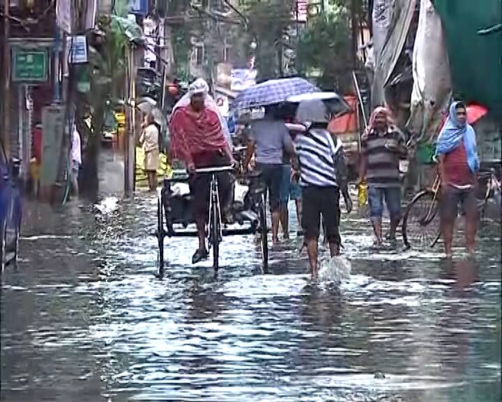 সামান্য বৃষ্টিতেই জল জমে মধ্য কলকাতার মুক্তারামবাবু স্ট্রিটে। এবারও একই ছবি। ম্যানহোল উপচে জল বেরিয়ে আসছে রাস্তায়।