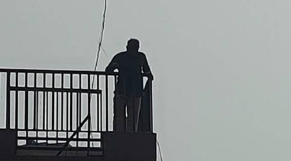 Surat : એવું તે શું થયું કે યુવક આપઘાત કરવા માટે ધાબા પર ચડી ગયો? જાણો પછી શું થયું?