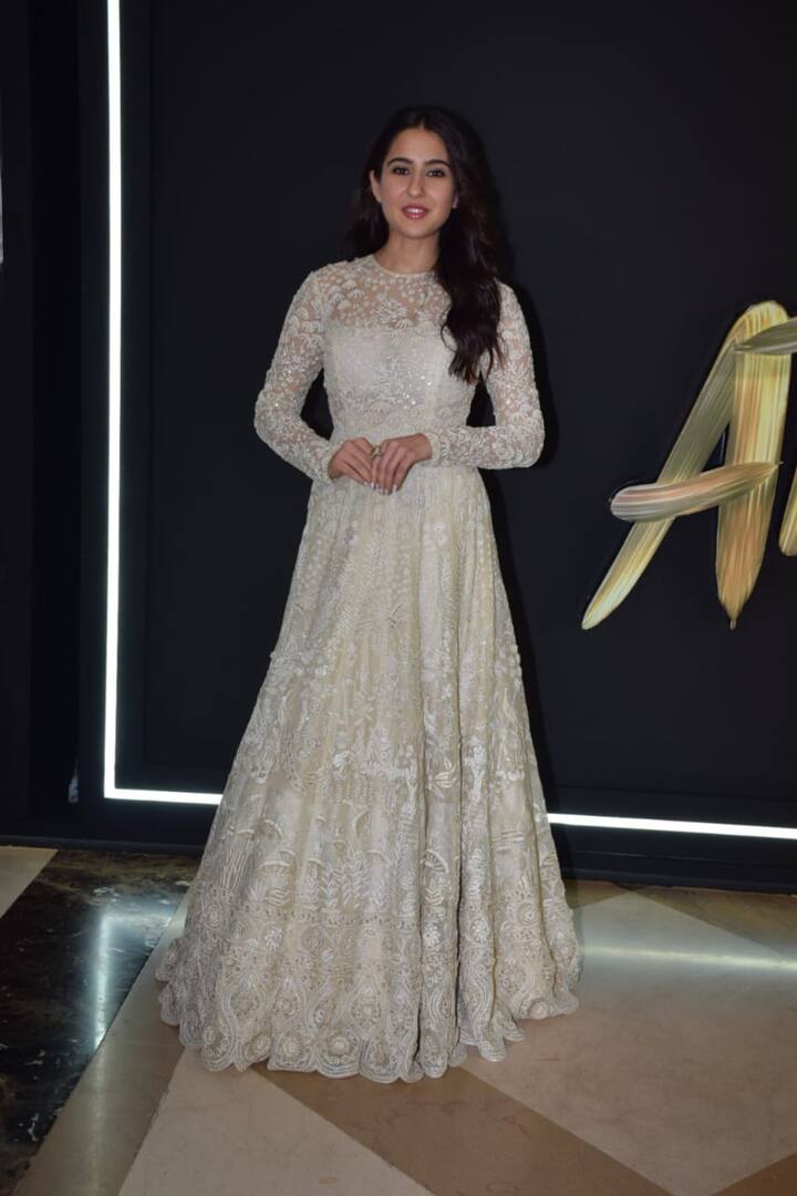 कुछ समय से सारा अली खान अकेले ही फिल्म के प्रमोशन में जुटी थीं. लेकिन अब रामसेतू की शूटिंग पूरी कर अक्षय कुमार मुंबई लौट आए हैं और अब वो भी सारा के साथ फिल्म के प्रमोशन में जुटे हुए हैं.