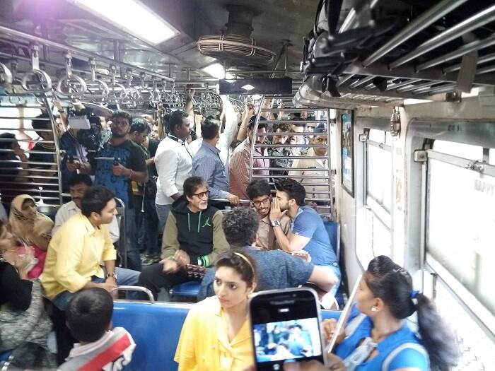 अमिताभ बच्चन: बिग-बी जिनकी गिनती बॉलीवुड के सबसे करोड़पति लोगों में की जाती है. उन्होंने पब्लिक ट्रांसपोर्ट में आम जनता की तरह सफर किया है. अमिताभ बच्चन ने सौरभ निंबकर नाम के एक शख्स की मदद करने के मकसद से लोकल ट्रेन में सफर भी किया है और गाना भी गाया है.