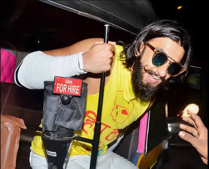 रणवीर सिंह: बॉलीवुड एक्टर रणवीर सिंह एक ऐसे स्टार हैं जो पब्लिक के बीच बिल्कुल उन्हीं की तरह व्यवहार करते हैं. एक स्टार होते हुए भी उनमें हमेशा एक आम लड़के की झलक देखने को मिलती है. उन्हें भी कई मौको पर ऑटो से सफर करते हुए देखा जा चुका है.