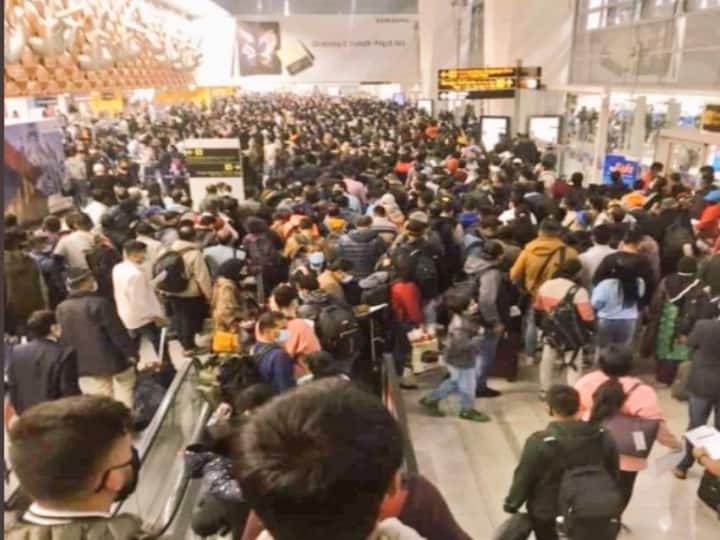 Union civil aviation minister Jyotiraditya M. Scindia on Monday called a high-level meeting amid omicron Delhi Airport Crowd: Omicron के खतरे के बीच दिल्ली एयरपोर्ट पर दिखी बेकाबू भीड़, सिंधिया ने बुलाई हाई लेवल बैठक