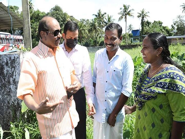 Kochi chopper crash Lulu Group chairman Yusuffali  meets person who rescued passengers helicopter crash ஹெலிகாப்டர் விபத்திலிருந்து மீட்டவர்களை நேரில் சந்தித்த தொழிலதிபர்!