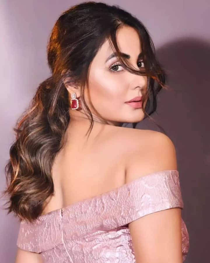 क्लासी आणि अट्रॅक्टिव्ह ड्रेसमध्ये हिना खान ग्लॅमरस दिसतेय.(Photo:@realhinakhan/IG)