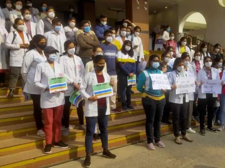 Doctors Strike: रेजिडेंट डॉक्टर्स ने इमरेजेंसी सेवाओं का बहिष्कार करने का किया ऐलान, NEET PG काउंसलिंग में देरी को लेकर हैं नाराज