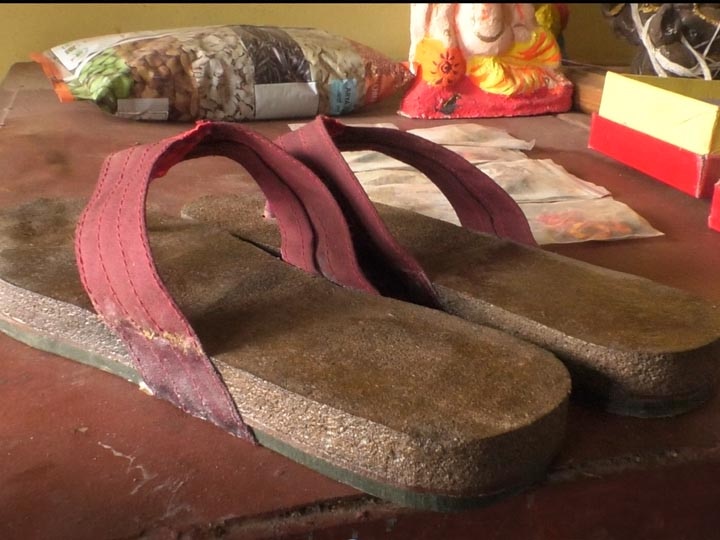 Chhattisgarh News: रायपुर में धूम मचा रही गोबर से बनी चप्पल, जानिए कीमत से लेकर इसकी खासियत