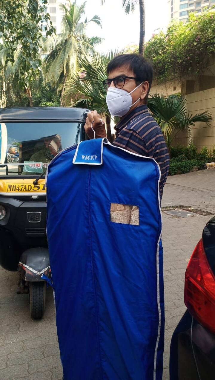 विक्की कौशल ये ही आउटफिट अपनी ग्रैंड वेडिंग में पहनने वाले हैं. नीले रंग के पैकेट में पैक क्रीम कलर की शेरवानी पहन कर विक्की कौशल दूल्हा बनेंगे.