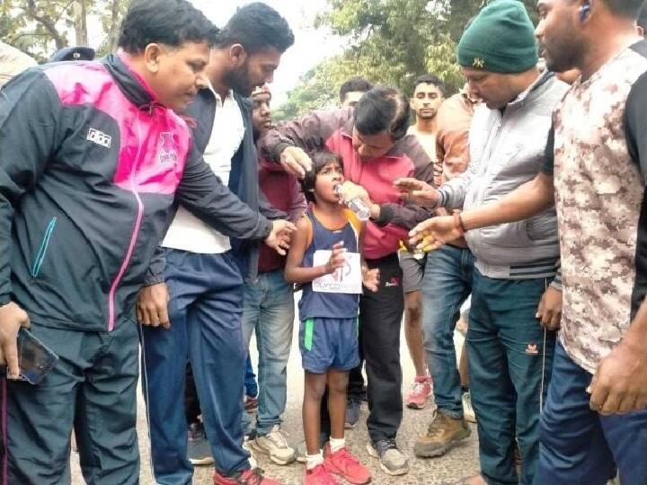 Jharkhand four year 11 month old girl ran 18 km in Jamtara, know in details Jharkhand: जामताड़ा में 4 साल 11 महीने की बच्ची ने लगाई 18 KM की दौड़, जानें- किसने उठाए सवाल