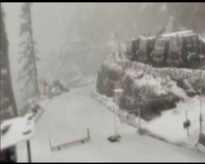 সাধারণত ডিসেম্বরের তৃতীয় সপ্তাহে জাঁকিয়ে ঠাণ্ডা পড়ে উপত্যকায়। আর তার আগেই এবার তুষারপাতের স্বাদ পেলেন উপত্যকাবাসী।