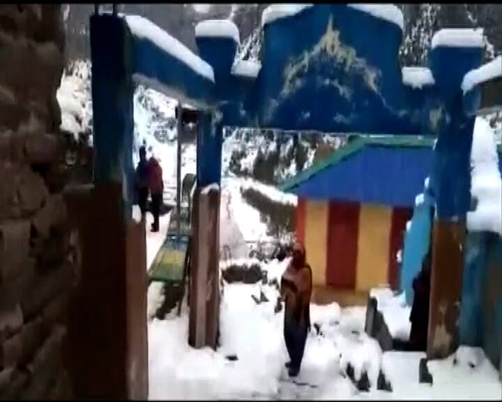উত্তরাখণ্ডের উত্তর দিকে রয়েছে চীনের তিব্বত অঞ্চল; পূর্বদিকে নেপালের মহাকালী অঞ্চল ও সুদূর-পশ্চিমাঞ্চল।
