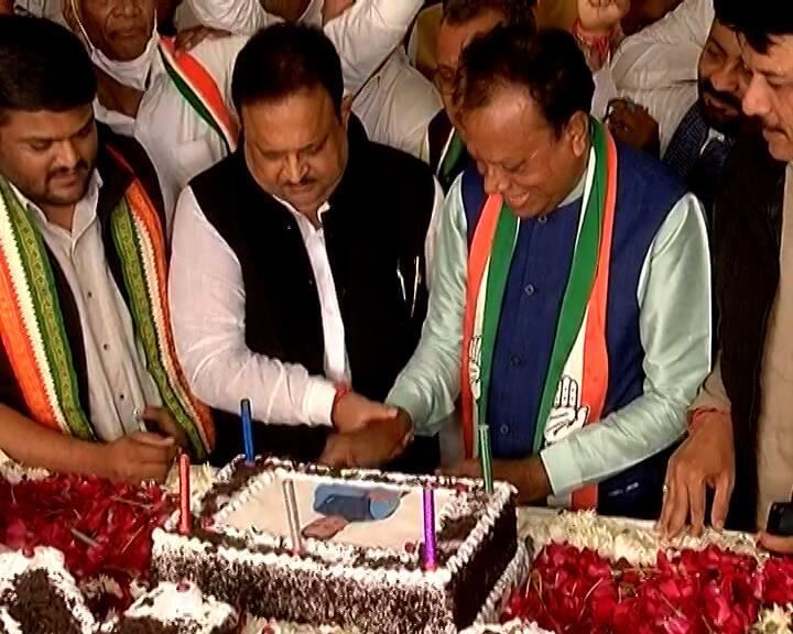 જગદીશ ઠાકોરનું રાજીવ ગાંધી ભવનમાં ભવ્ય સ્વાગત કરાયું હતું. જગદીશ ઠાકોરે પદગ્રહણ કરે તે પહેલાં તેમના ફોટા સાથેની કેક કાપી હતી.