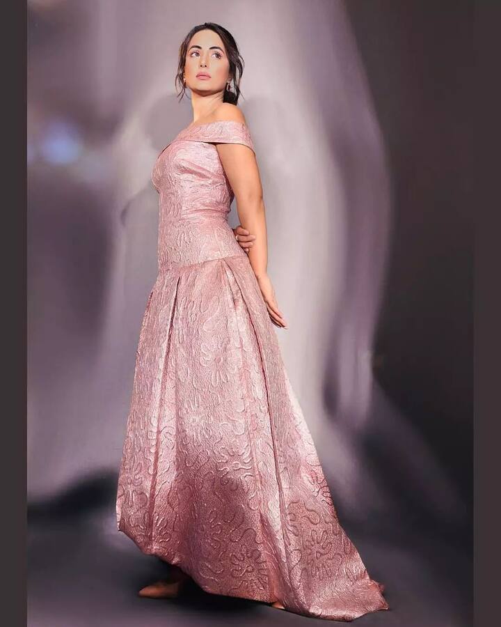 टीव्ही अभिनेत्री हिना खान सोशल मीडियावर खूप सक्रिय असते. हिना खान अनेकदा तिचे लेटेस्ट फोटो इंटरनेटवर शेअर करत असते. (photo:hinakhanofficiallll/ig)