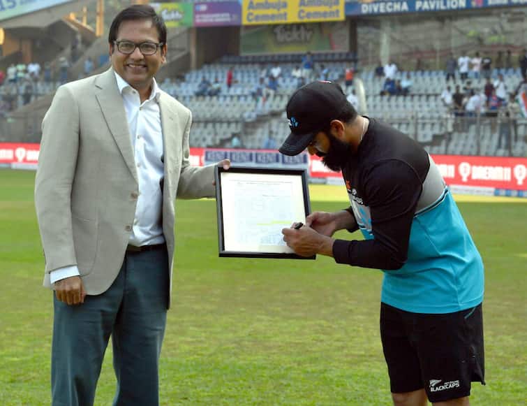 Ajaz Patel handed over ball and tshirt for the Upcoming MCA Museum एजाज पटेलनं पुन्हा 'मुंबई' जिंकली, 10 विकेट्स घेतलेला बॉल MCA कडे सोपवला