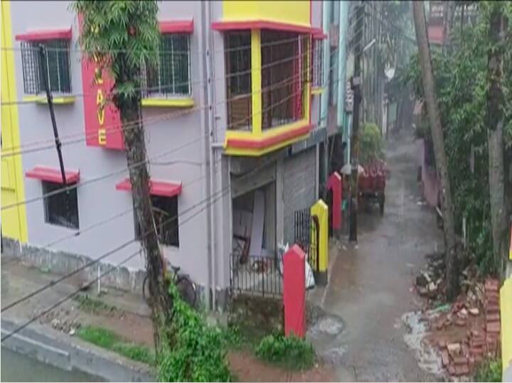 তবে এর পাশাপাশি, নিজেদেরও বিদ্যুৎঘটিত দুর্ঘটনা এড়িয়ে চলার জন্য কিছু সাবধানতা গ্রহণ করা আবশ্যক।  পদক্ষেপ নেওয়া দরকার বৈকি।