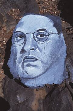 In Pics : चित्रकार सुमन दाभोलकरने नदीतल्या खडकावर साकारले डॉ. बाबासाहेब आंबेडकरांचे चित्र