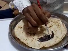 PHOTO : 'तुम्ही खाता त्या भाकरीवर बाबासाहेबांची सही हाय रं!' महामानवांना अनोखं अभिवादन, होतंय कौतुक