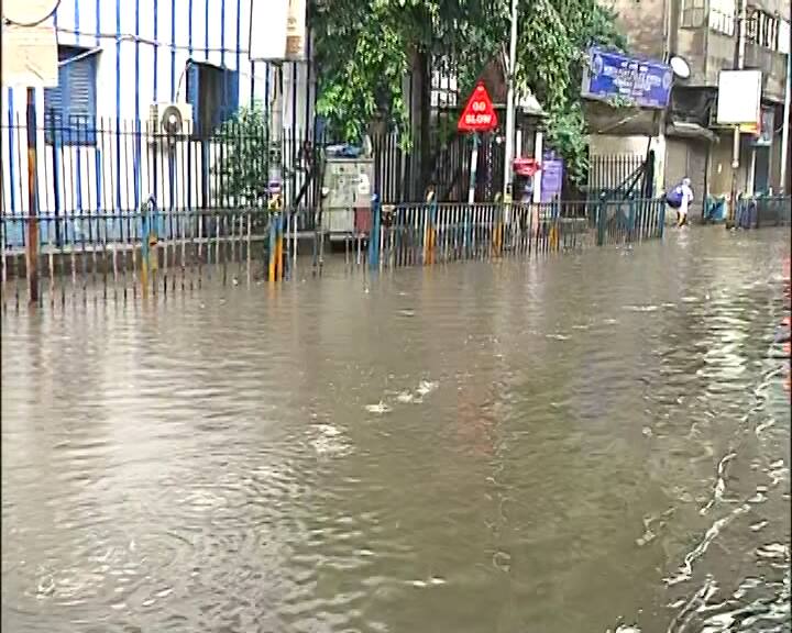 সকাল থেকে বৃষ্টি। খিদিরপুরের কাছে ডায়মন্ড হারবার রোডে জল জমেছে। জল জমার সমস্যা এড়াতে আলিপুর বডিগার্ড লাইন্সে আগে থেকেই বসানো হয়েছে পাম্প।