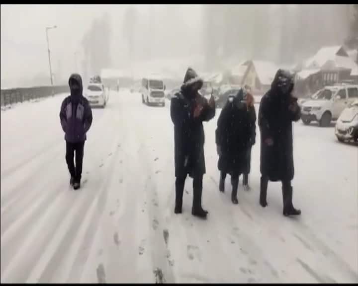 মরসুমে প্রথম তুষারপাত। শ্বেতশুভ্র কেদারনাথের মন্দির। যেন বহু কাঙ্খিত দৃশ্য। আজ এমনই দৃশ্যের সাক্ষী হলেন পর্যটকরা।