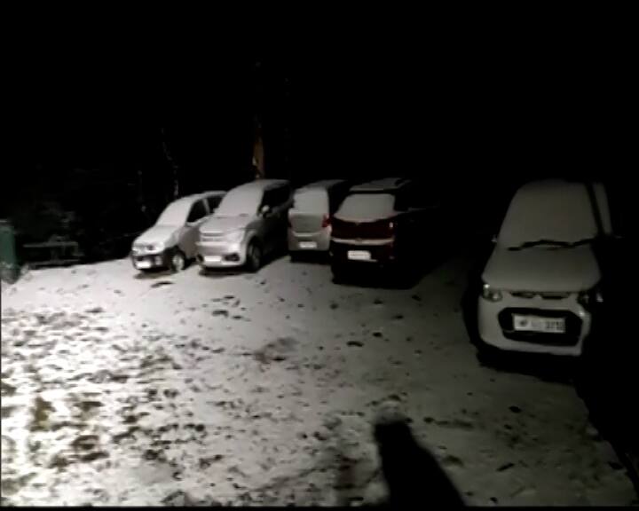 গত কয়েক সপ্তাহ ধরে প্রবল ঠাণ্ডা কাশ্মীরে। গত দুদিনের তুষারপাতের জেরে বন্ধ একাধিক রাস্তা।