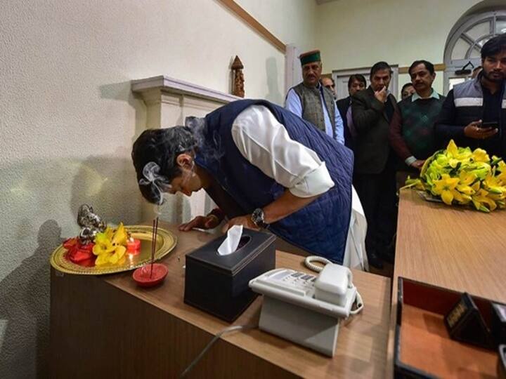 ज्योतिरादित्य सिंधिया केंद्रीय नागरिक उड्डयन मंत्री हैं. सिंधिया राजपरिवार के वारिस और राज्यसभा सांसद ज्योतिरादित्य देश के सबसे अमीर सांसदों में शुमार है. उन्होंने अपनी संपत्ति 400 करोड़ रुपए से ज्यादा घोषित की थी. आइए जानें ज्योतिरादित्य सिंधिया के पास कौन सी 5 बेशकीमती चीजें हैं.