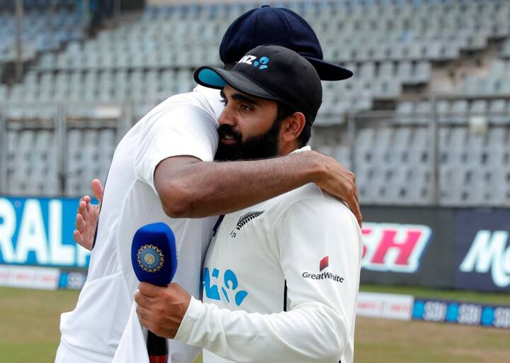 ન્યૂઝીલેન્ડના એજાઝ પટેલે પ્રથમ ઈનિંગમાં તમામ 10 વિકેટ લીધી હતી. તે આ કારનામું કરનારો વિશ્વનો માત્ર ત્રીજો બોલર બન્યો હતો. મેચમાં તેણે 14 વિકેટ લીધી હોવા છતાં ટીમને જીતાડી શક્યો નહોતો. તેના નામે મેચમાં સૌથી વધુ વિકેટ લેવા છતાં હારવાનો રેકોર્ડ નોંધાયો હતો. (તમામ તસવીર સૌજન્યઃ બીસીસીઆઈ ટ્વીટર)