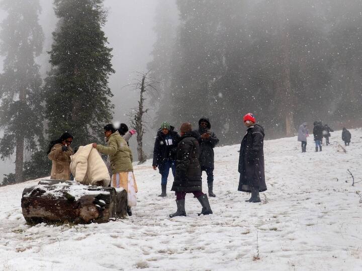 जम्मू और कश्मीर में सर्दी की पहली बर्फबारी हुई. गुलमर्ग इलाका सफेद चादर में ढक गया. बर्फबारी से ठंड में इजाफा हुआ है और कड़ाके की ठंड की शुरुआत हो गई है. मौसम विभाग ने इसका अनुमान पहले ही लगा दिया था.