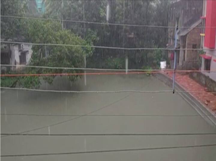 গত বর্ষায় বিদ্যুৎস্পৃষ্ট হয়ে মৃত্যুর ঘটনা একের পর এক শোনা গিয়েছে। কখনও বাড়ির ভিতরে। কখনও আবার জল জমা রাস্তায়। জওয়াদের জেরে জমা জলে বিদ্যুৎঘটিত আর কোনও দুর্ঘটনা না ঘটে তা নিয়ে সতর্ক পুরসভা।