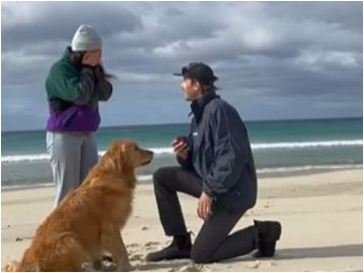 Viral Video: शख्स ने समुद्र किनारे गर्लफ्रेंड को किया प्रपोज, तो कुत्ते ने अपनी खुशी का यूं कर दिया इजहार