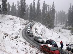 तस्वीरें: सफेद चादर से ढका जम्मू कश्मीर का गुलमर्ग, बर्फबारी का आनंद लेने पहुंचने लगे सैलानी