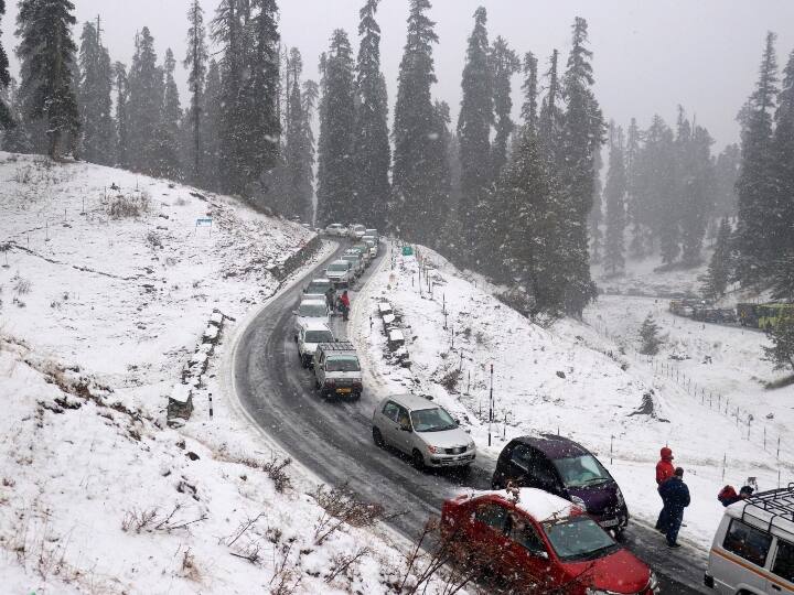 गुलमर्ग, जम्मू और कश्मीर के उन इलाकों में से एक है, जो सैलानियों की पहली पसंद है. यहां बर्फबारी देखने दूर-दूर से लोग आते हैं.