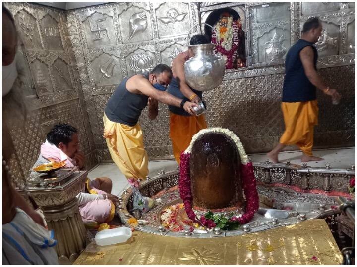 Ujjain News: उज्जैन में महाकालेश्वर मंदिर के गर्भगृह में 21 महीने बाद प्रवेश शुरू, भक्तों ने जताई खुशी Ujjain News after-21-months-in-the-sanctorum-of-mahakaleshwar-temple-entry started ANN Ujjain News: उज्जैन में महाकालेश्वर मंदिर के गर्भगृह में 21 महीने बाद प्रवेश शुरू, भक्तों ने जताई खुशी