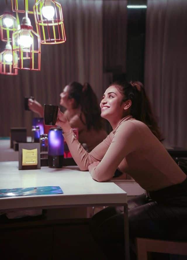 சீன் போடும் போட்டி நடந்தா பர்ஸ்ட் பிளேச தூக்கிடுவா