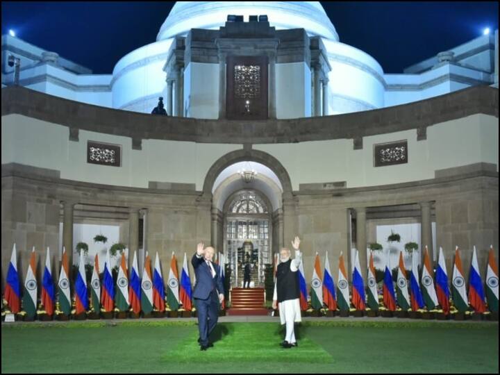 गौरतलब है कि सोमवार को नरेंद्र मोदी और रूसी राष्ट्रपति व्लादिमीर पुतिन ने भारत-रूस शिखर बैठक की, जिसमें दोनों देशों के बीच विशेष रणनीतिक साझेदारी को और बढ़ाने के लक्ष्य के साथ कई क्षेत्रों को शामिल किया गया.