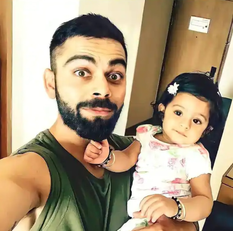 Virat Anushka Daughter Vamika : विराट कोहलीसोबतची चिमुकली कोण? फोटो व्हायरल... ही वामिका तर नाही ना?