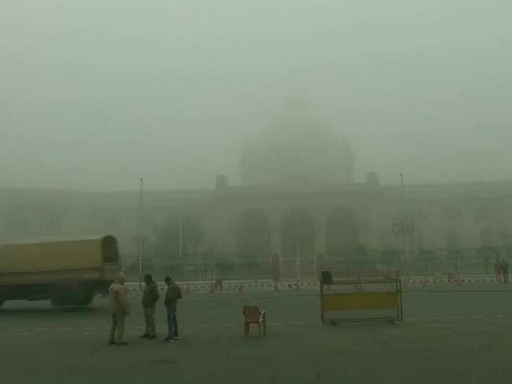 Uttar Pradesh weather and pollution report of up big cities lucknow, varanasi, prayagraj, gorakhpur, kanpur, ayodhya, meerut, agra UP Weather and Pollution Report: यूपी में इस हफ्ते दिखेगा कोहरे का कहर, जानें- मौसम का पूरा हाल